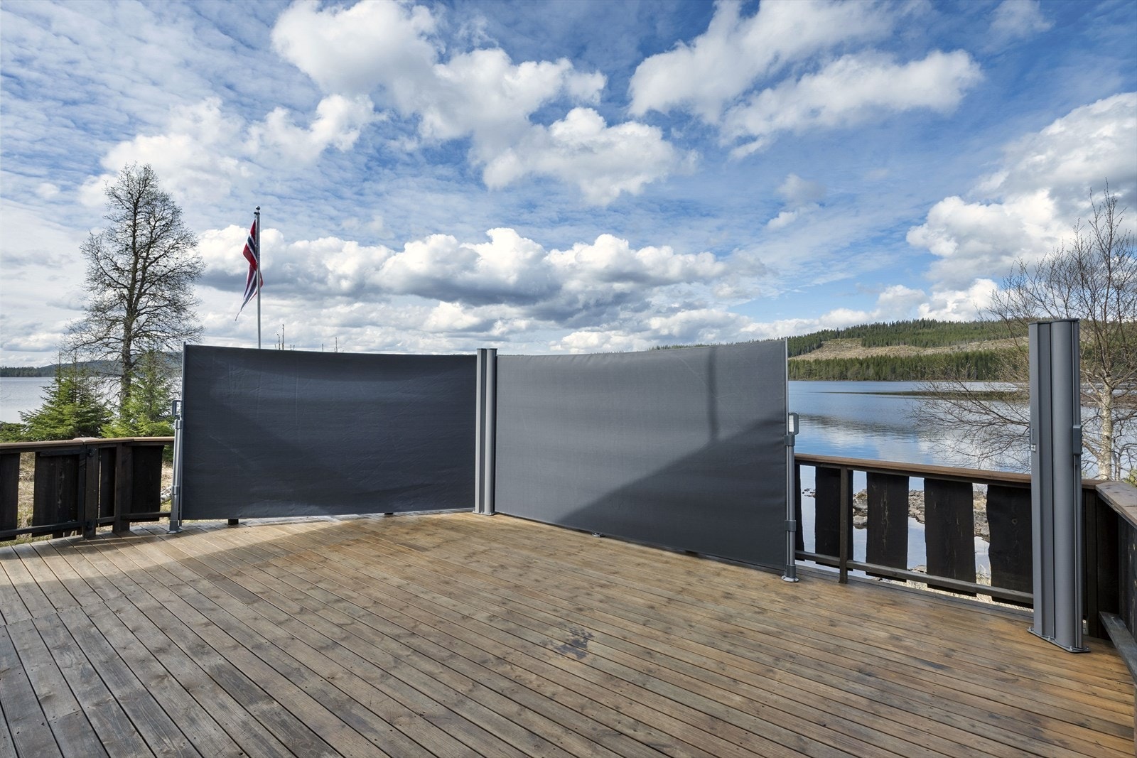Dersom vinden skulle komme fra vest er det deilig med litt vindskjerming på terrassen. Galleribilde