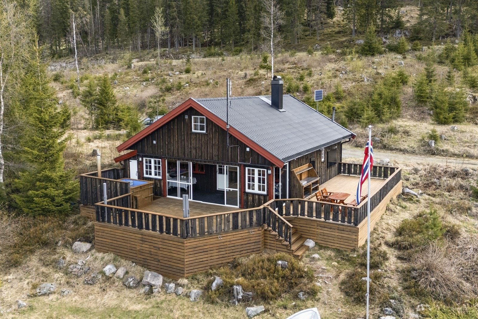 Hytta har flotte solrike terrassearealer samt innglasset terrasse. Galleribilde