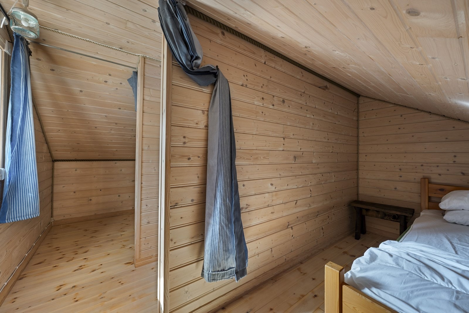 Sovealkove på hems. Galleribilde