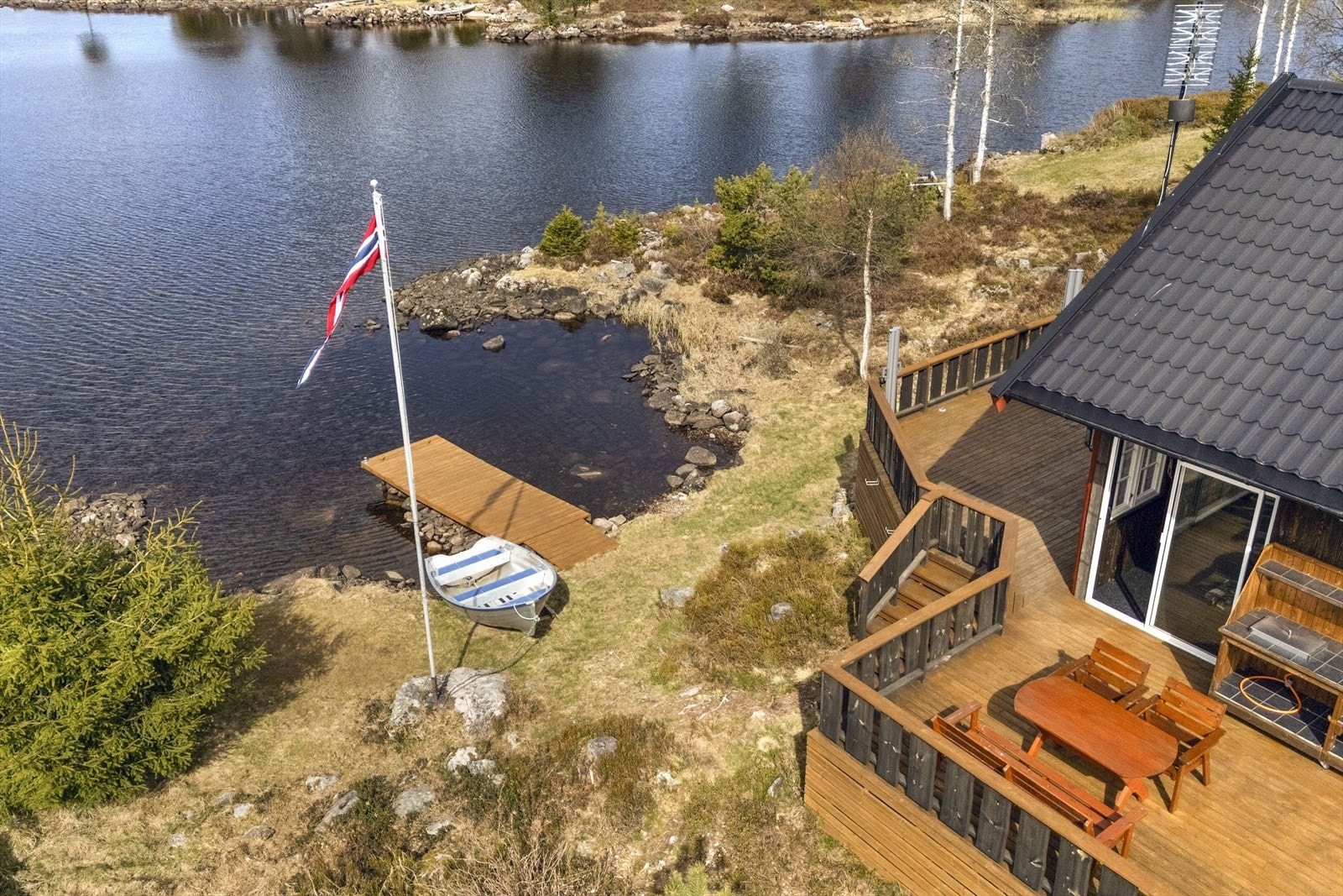 Kort vei ned til brygga og båten for bading og fiske. Galleribilde