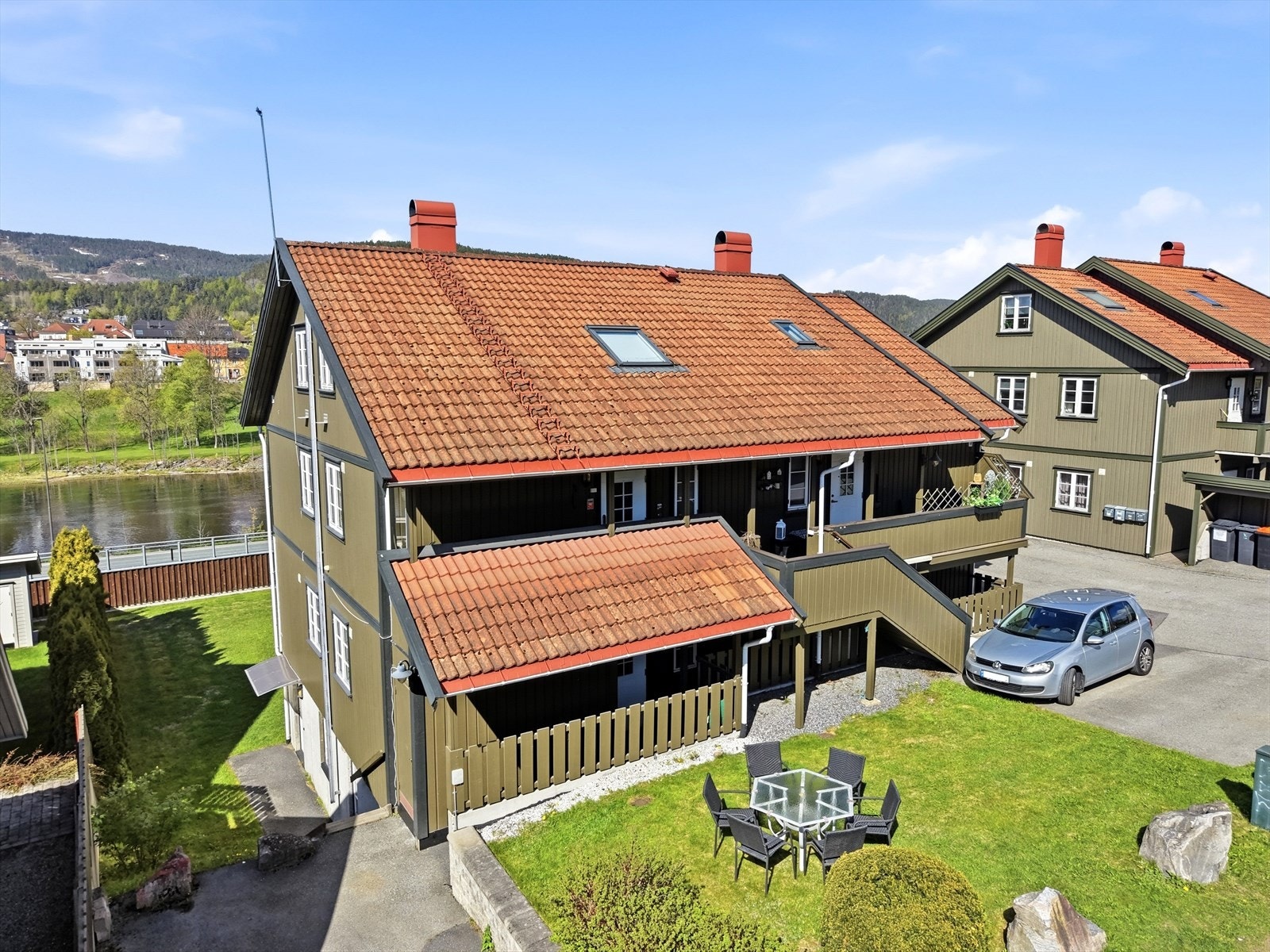 Fasaden har stående bordkledning, og taket er tekket med betongtakstein. Galleribilde