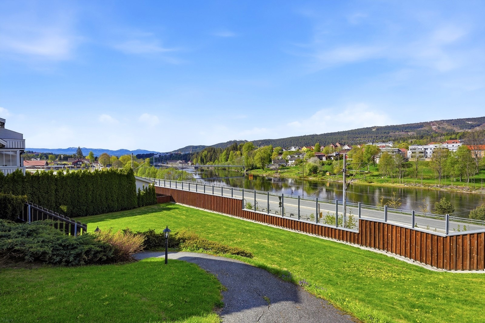 Fra eiendommen er det kort vei ned til Numedalslågen og fine turområder langs elva. Galleribilde