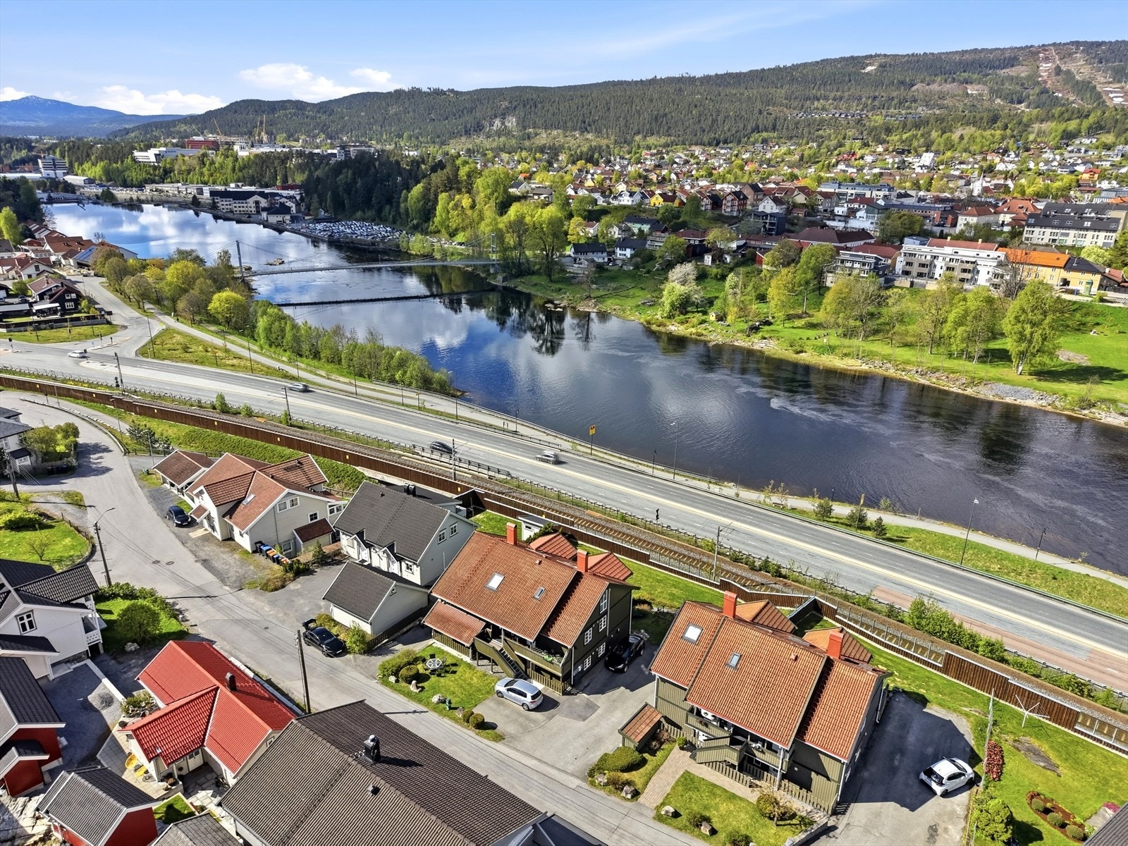 Kongsberg stasjon er en 12-minutters spasertur unna, med togforbindelser til blant annet Oslo, Drammen og Notodden. Galleribilde