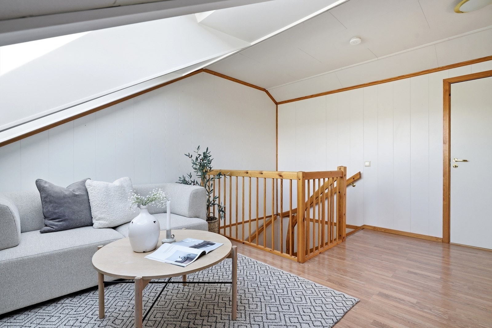 En tretrapp leder opp til loftsetasjen og en ekstra stue. Galleribilde