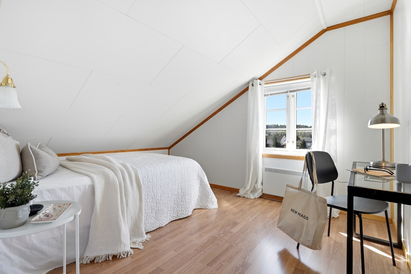 Det andre soverommet på loftet, med plass til seng og skrivepult. Galleribilde