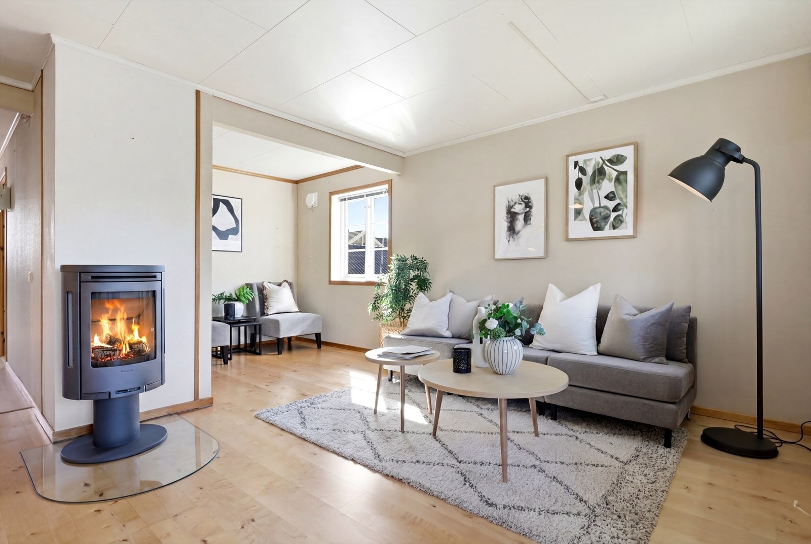 Stuen er lett å møblere med flere soner for avslapning og sosialt samvær. Galleribilde