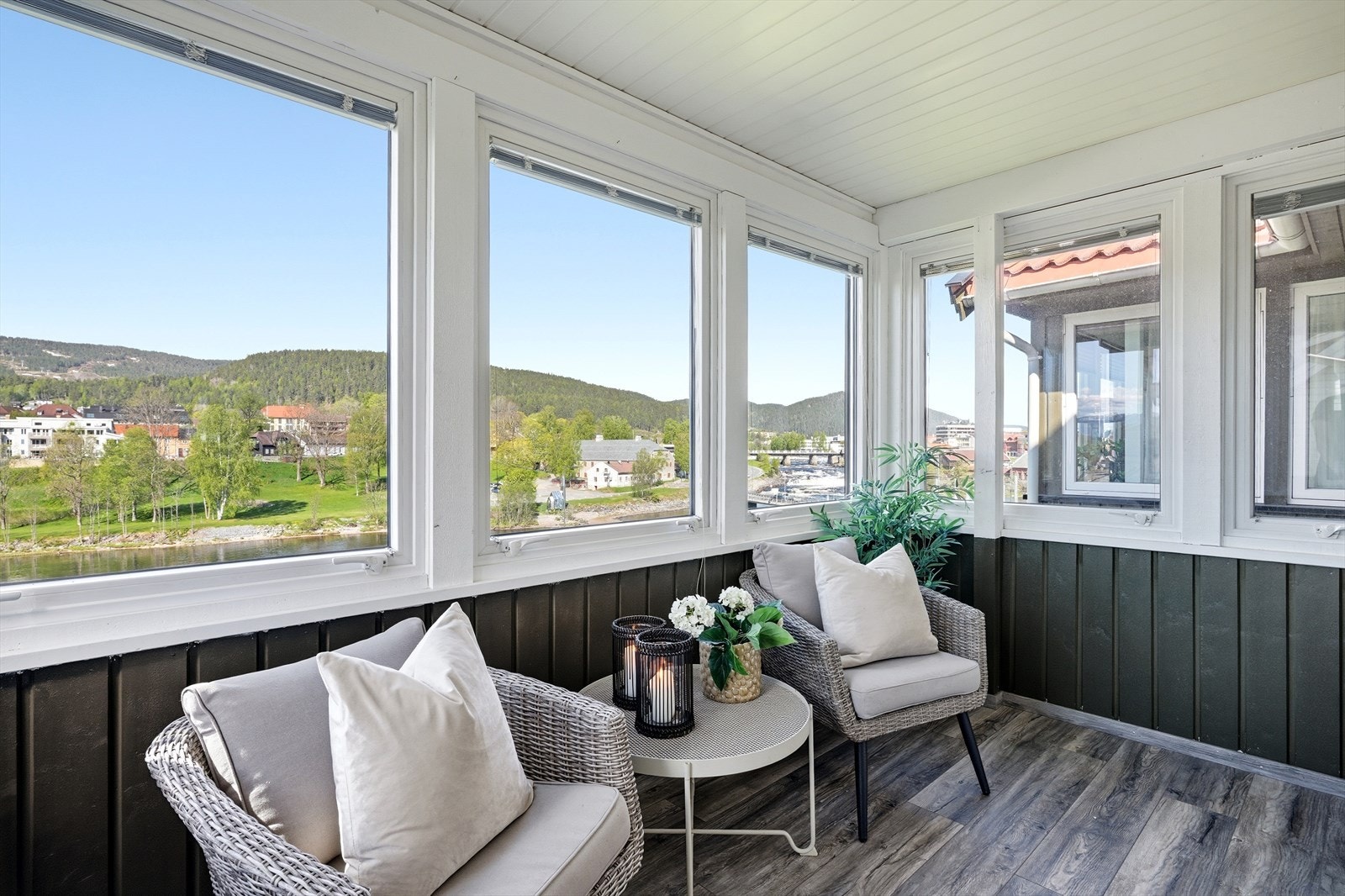 Balkongen fungerer som et ekstra oppholdsrom, er lun og solrik. Utvendig solskjerming på 2 sider (ikke mot nabo). Galleribilde