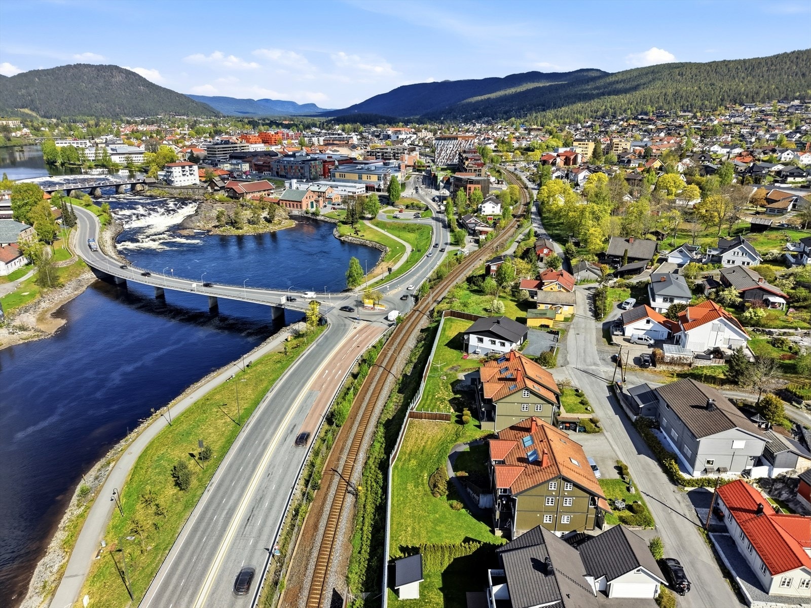 Dagligvarebutikker som Kiwi og Coop Extra ligger kun 6 minutters gange unna. Galleribilde