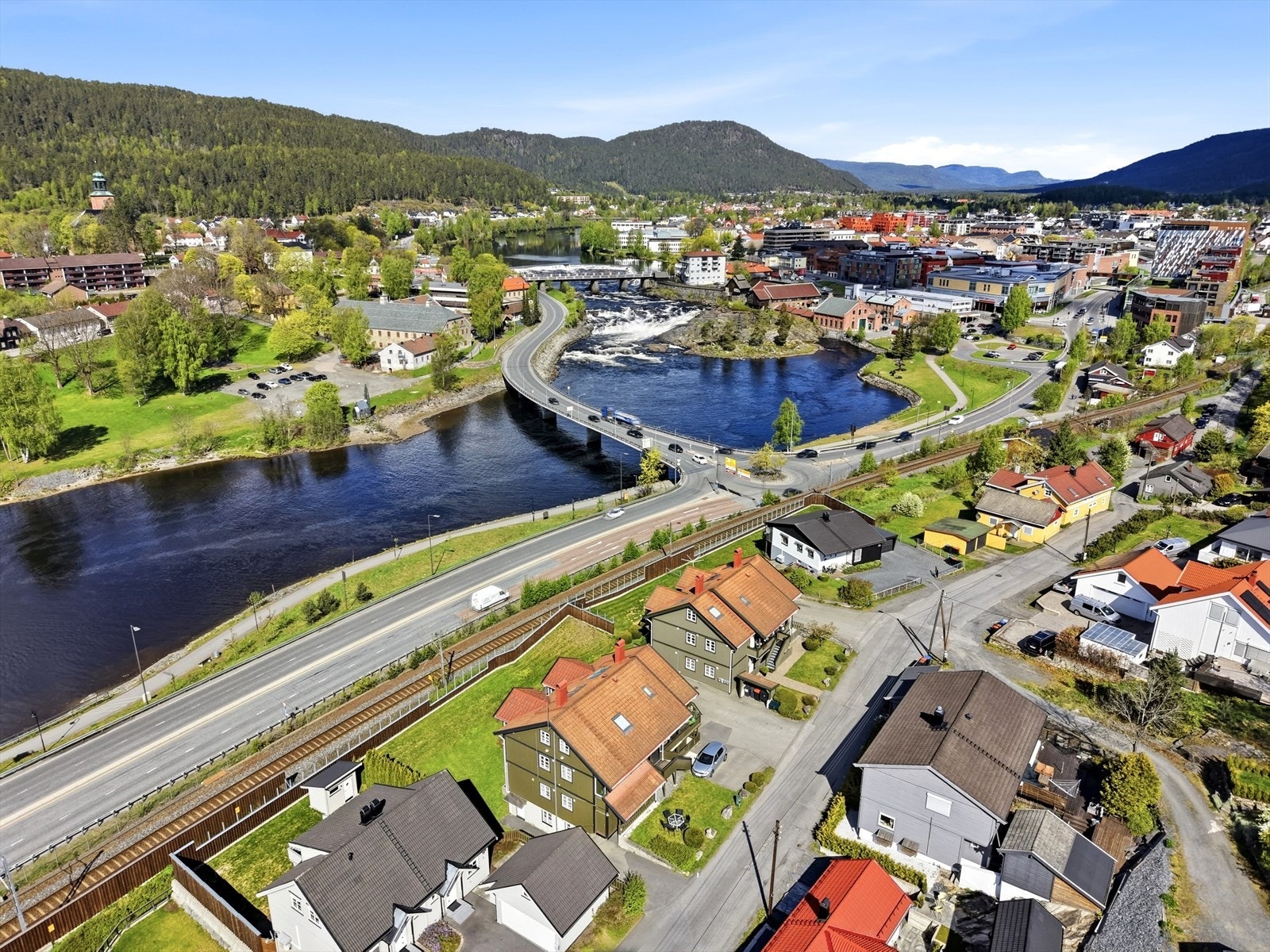 Her bor du sentralt i Kongsberg, med kort vei til alle byens fasiliteter. Gode solforhold og en nydelig utsikt over Laagen og mot Skrimfjellene. Galleribilde