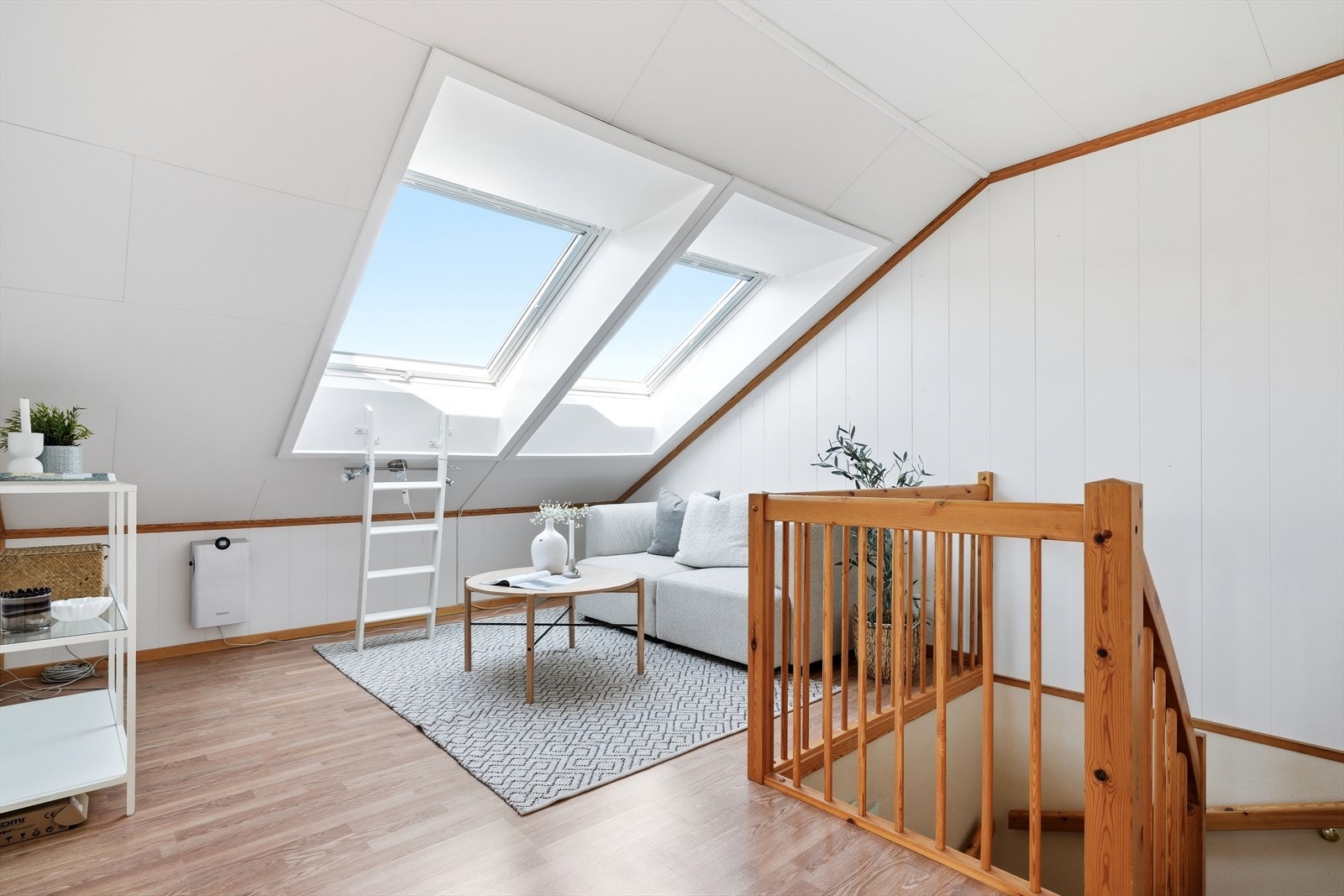 Loftstuen får rikelig med lys fra takvinduer, hvorav to er av nyere dato. Galleribilde