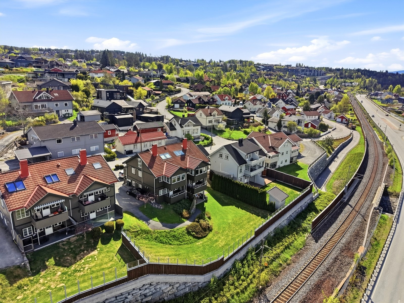 Eiendommen ligger i et etablert boligområde, med kort vei til det meste! Galleribilde