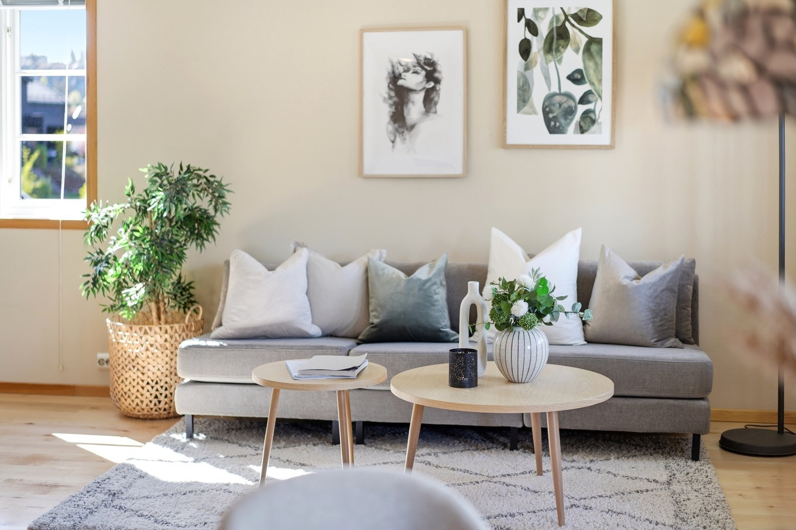 Stuen har god plass til en romslig sofagruppe. Galleribilde