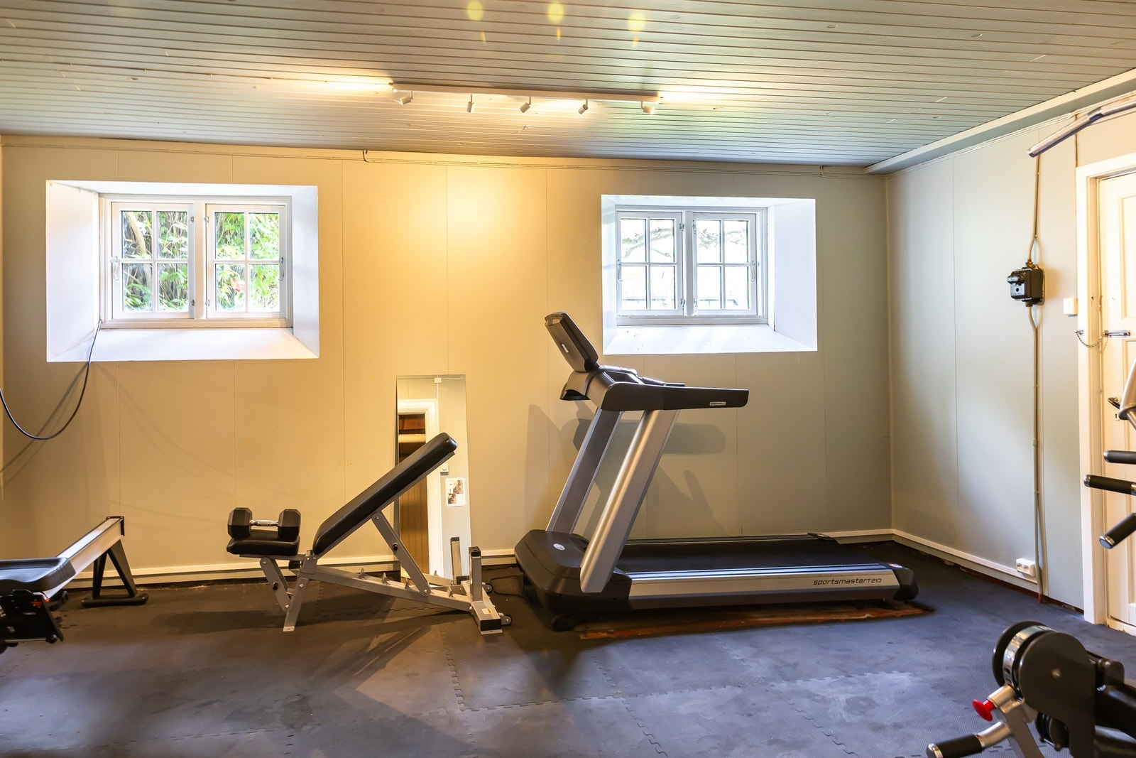Beboerne har tilgang til treningsrom som er utstyrt med tredemølle, frivekter, romaskin og multigym-apparat. Galleribilde