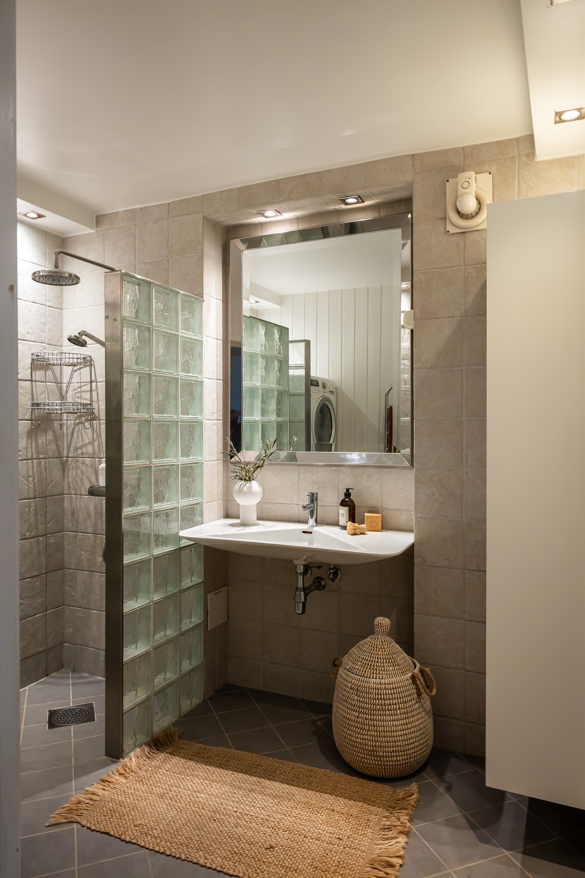 Badet ble oppusset og flislagt i regi av tidligere eier. Det ble i 2013 lagt nye gulvfliser og gulvvarme. Galleribilde