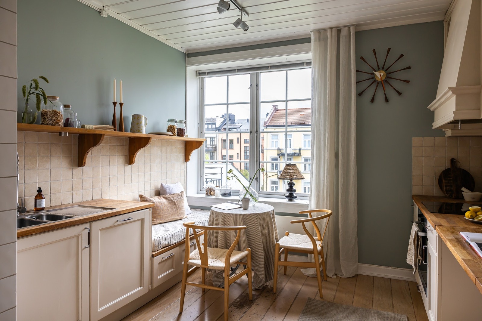 Separat kjøkken med heltre innredning fra Sigdal. Galleribilde