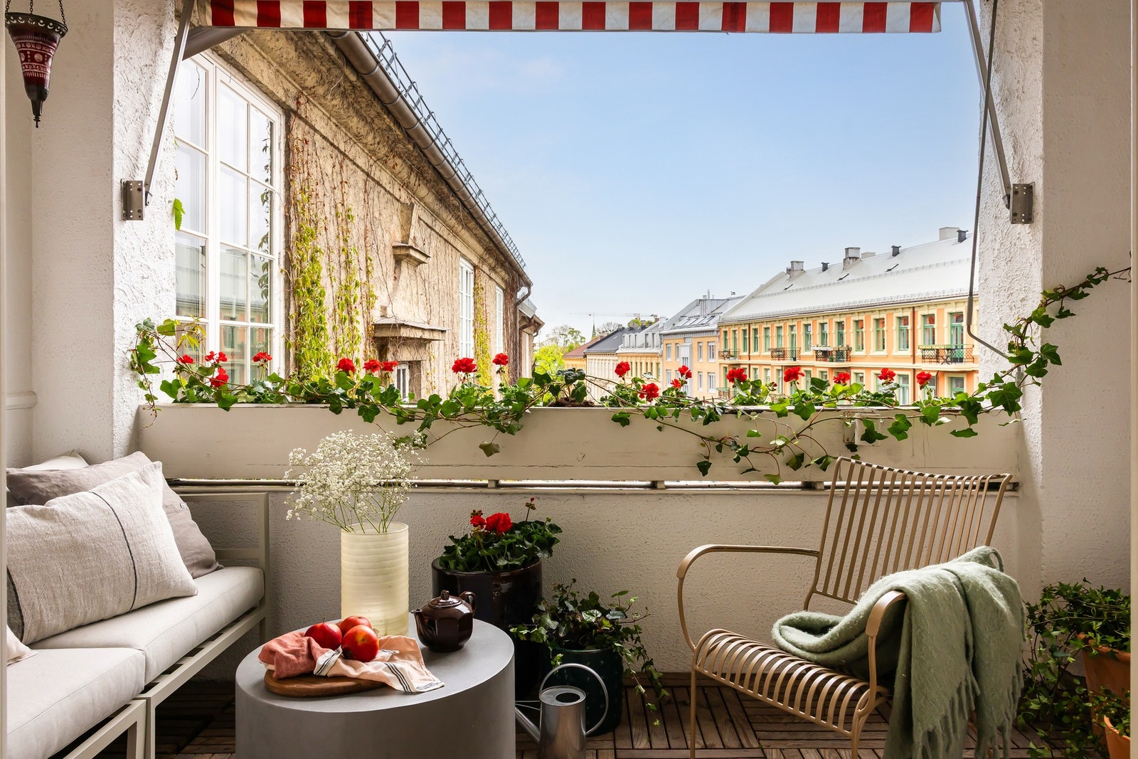 Usjenert og innebygget balkong/loggia med kveldssol. Galleribilde