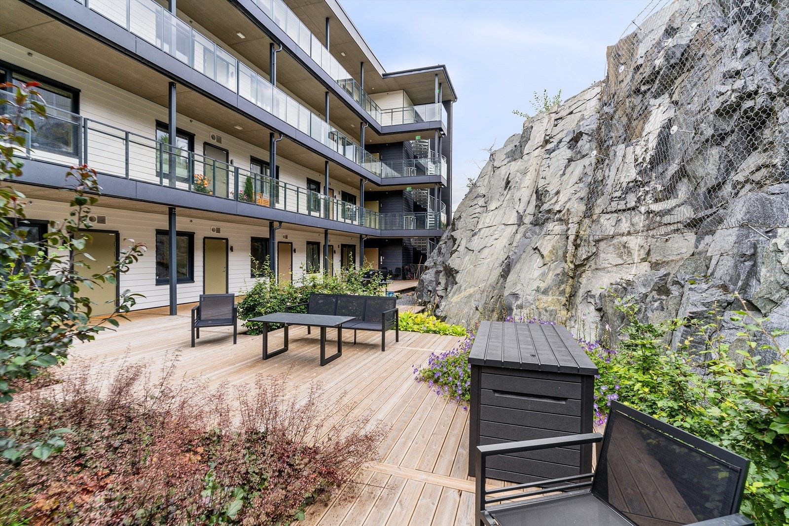 Sameiet har flotte og velstelte fellesareal med sittegrupper og ulik beplantning. Galleribilde
