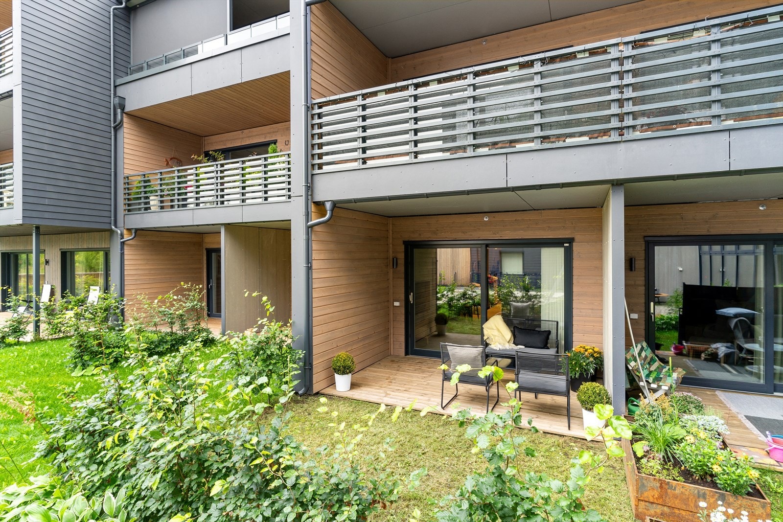 Leiligheten ligger på bakkeplan, og har trappefri, enkel adkomst. Her avbildet terrasse med tilhørende hageflekk. Galleribilde