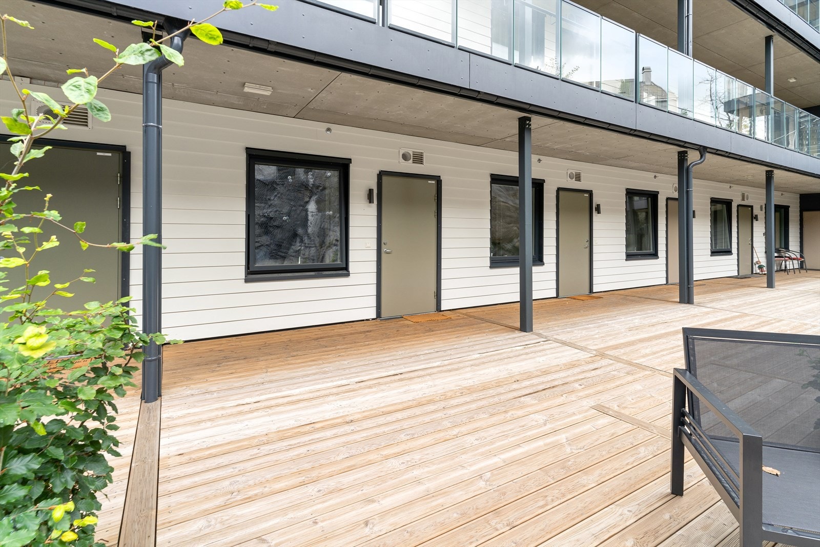 Inngangspartiet utenfor leiligheten er takoverbygd, med enkel, trappefri adkomst. Det er også heis i bygget, så her behøver man ikke å tenke på trapper. Galleribilde