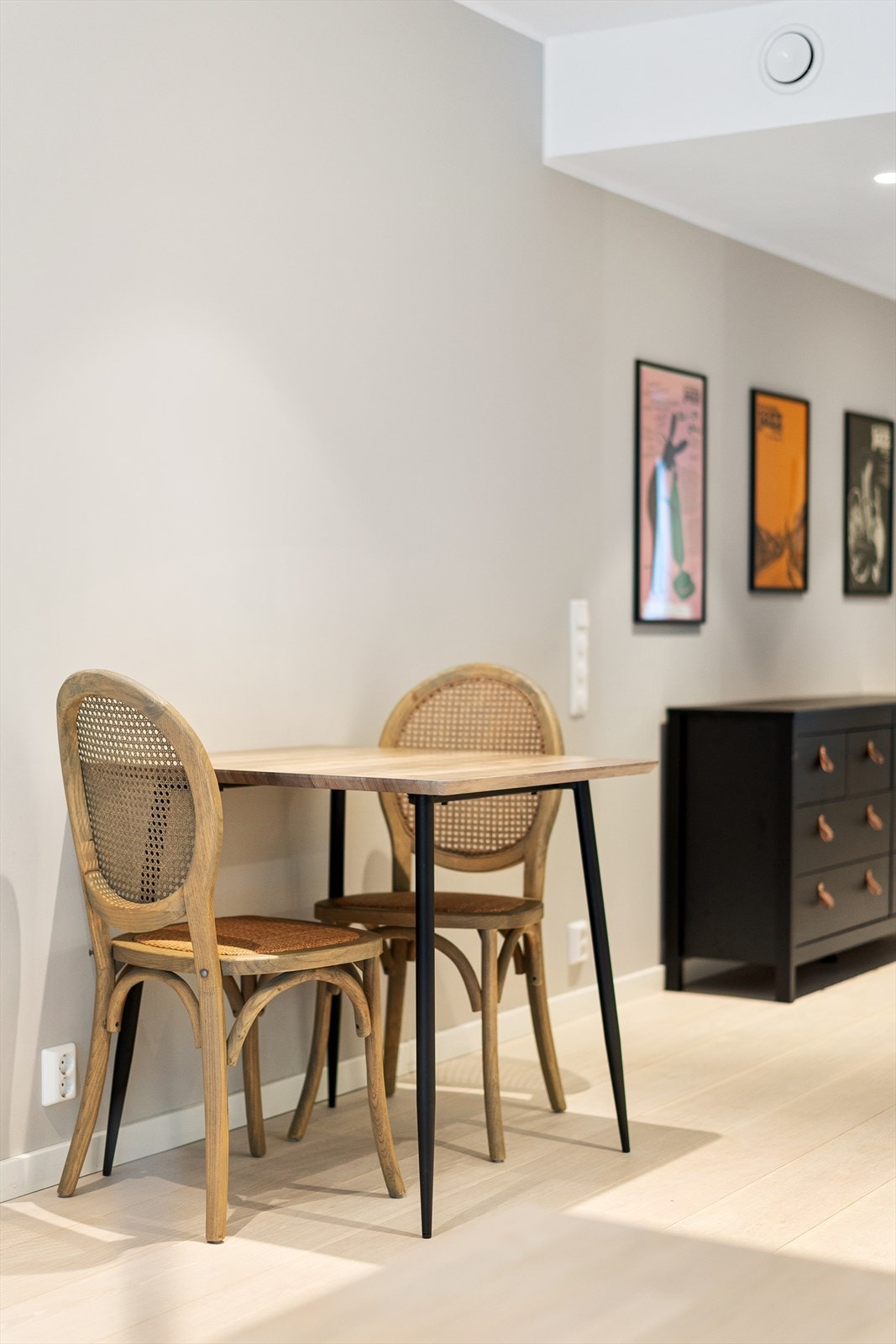 Kjøkkenet har plass til en hyggelig liten bordgruppe, perfekt til kaffekoppen, frokoster eller middager. Galleribilde