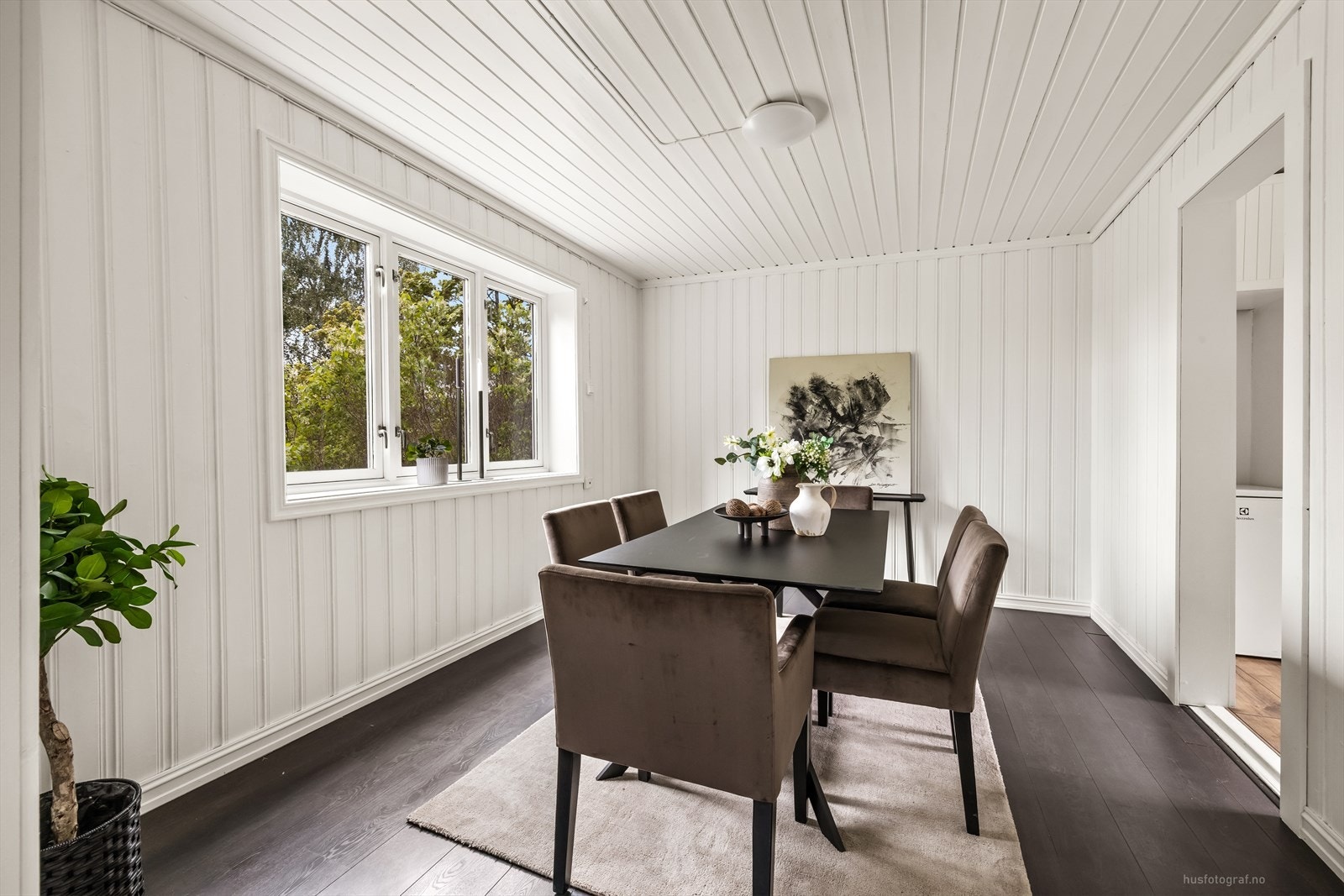 Overflatene i stuen består av trepanel og malt strie på veggene, og trepanel i himlingen. Galleribilde
