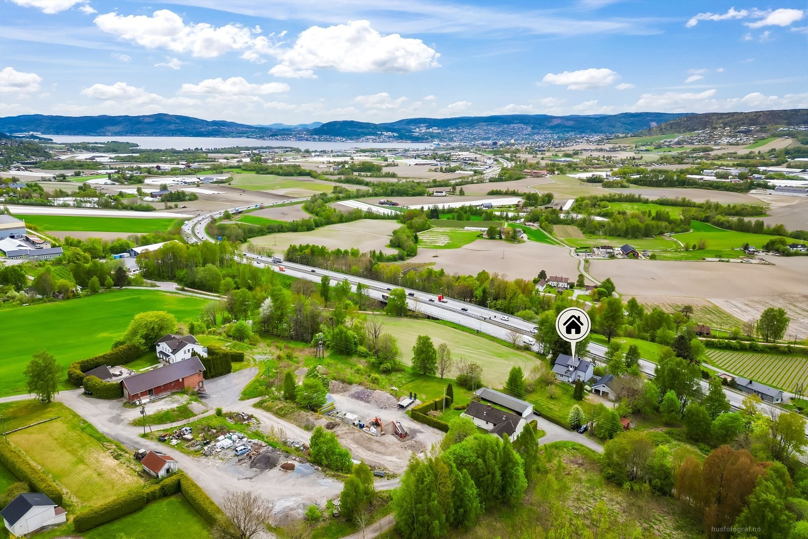 Eiendommen ligger landlig til i Lier kommune, med kort vei til skog og mark. Galleribilde