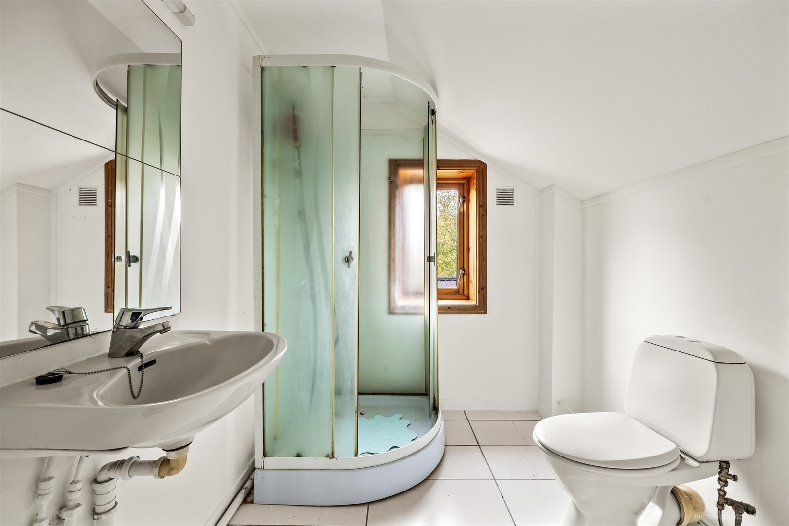 Badet i andre etasje er utstyrt med dusjkabinett, toalett og servant. Galleribilde