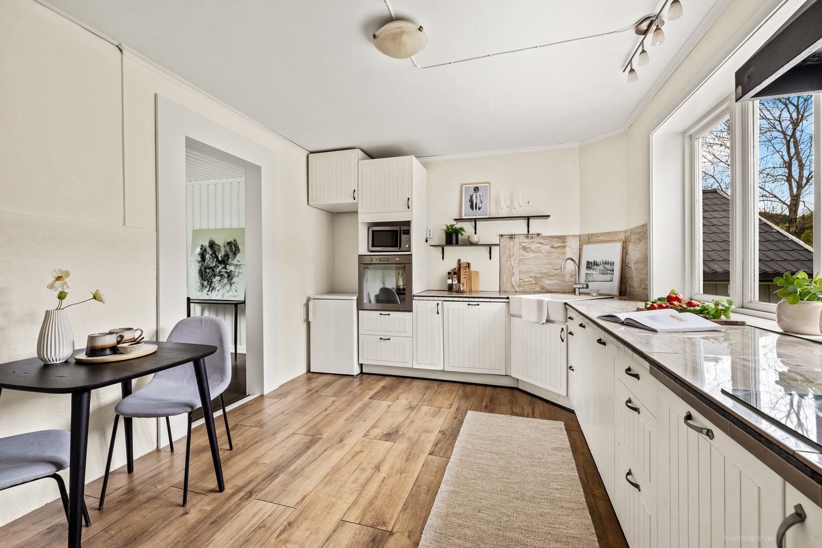 Kjøkken med innredning med profilerte fronter og benkeplate i laminat. Det er plass til en liten spiseplass. Galleribilde