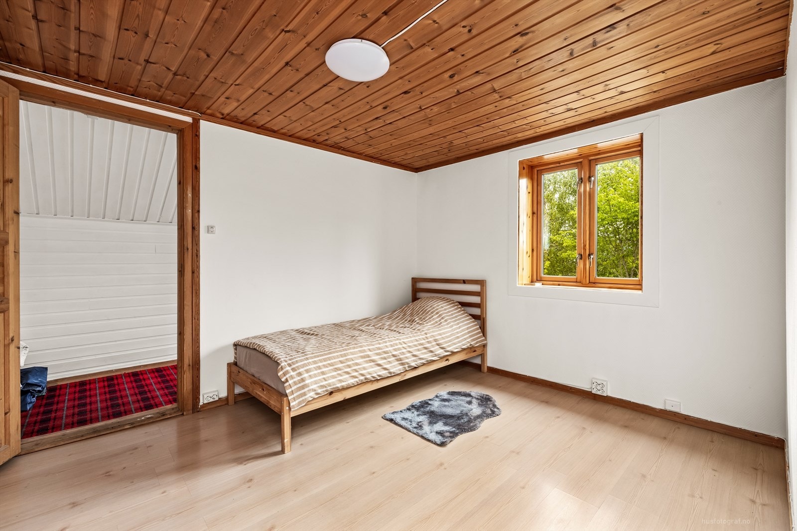 Soverommet har trepanel i taket og laminatgulv. Galleribilde