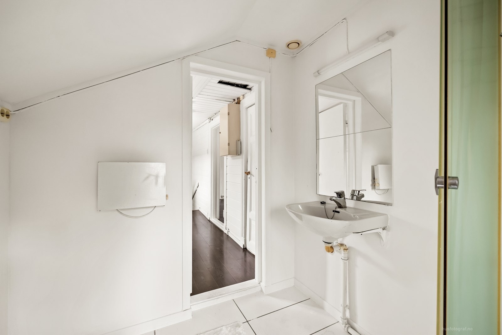 Overflatene består av flis på gulv og malte plater på veggene. Rommet har naturlig ventilasjon. Galleribilde