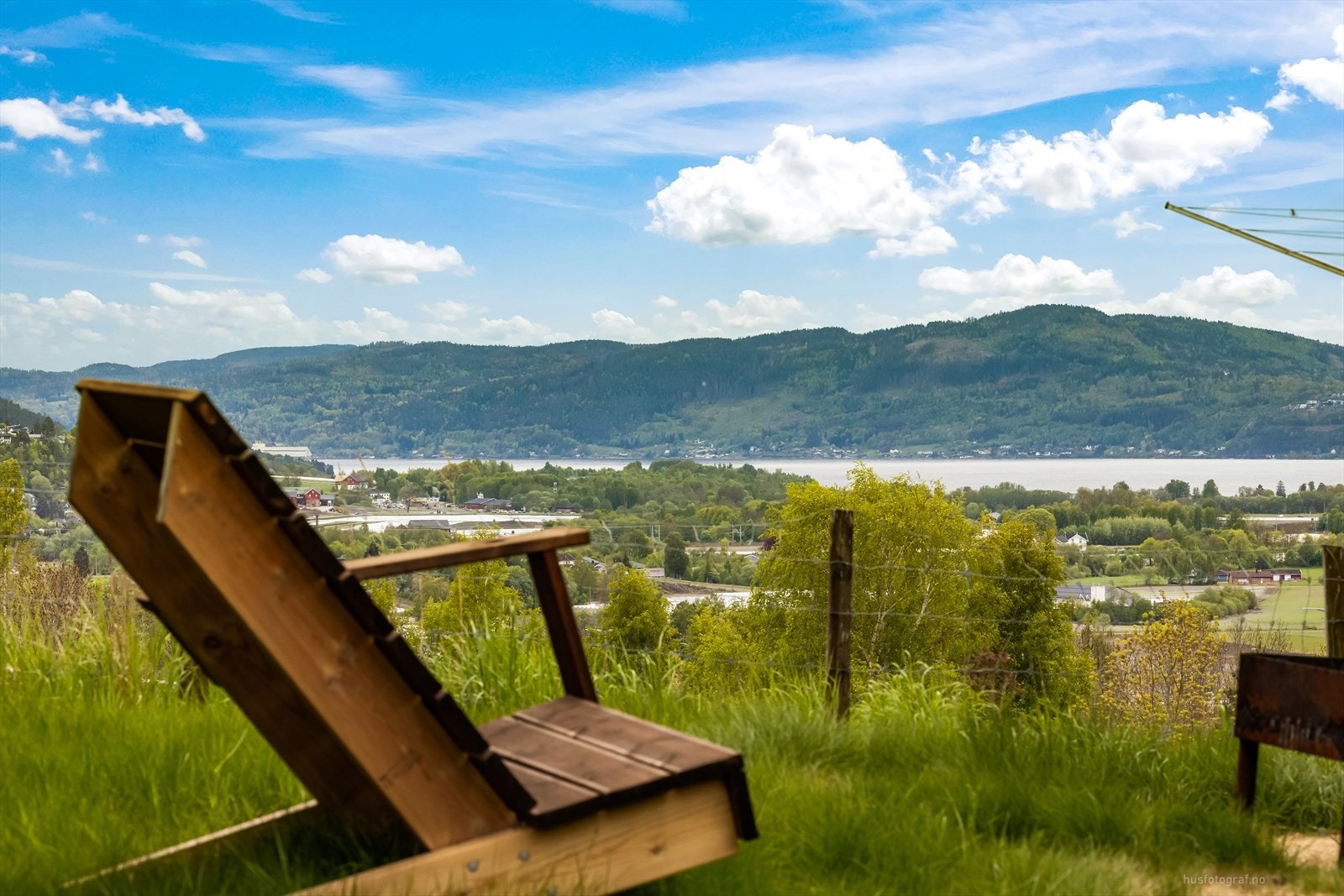 Fra eiendommen er det åpen utsikt over det omkringliggende kulturlandskapet og mot Drammensfjorden. Galleribilde