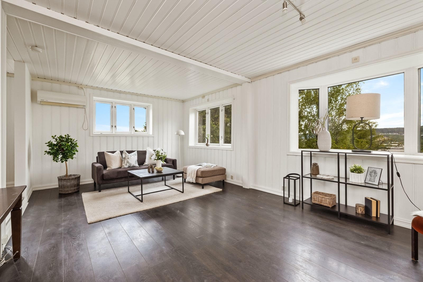 Stuen er fordelt på flere soner med god plass til sofagruppe. Galleribilde