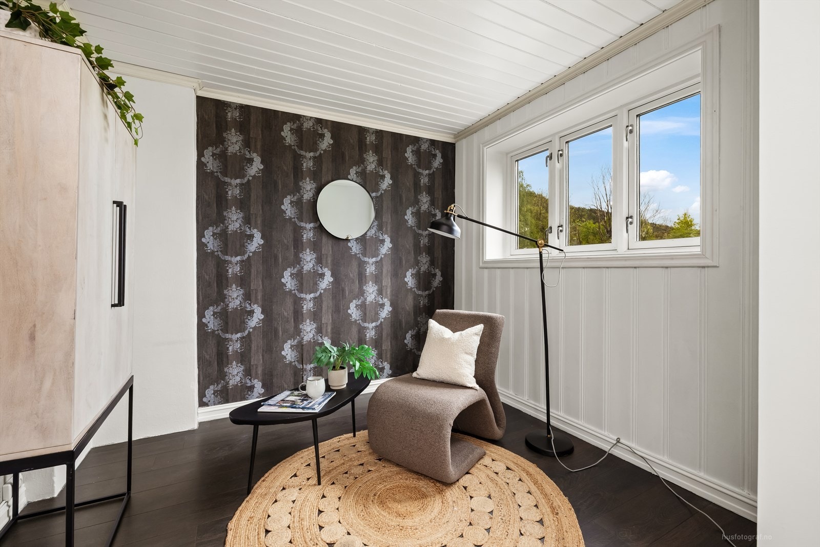 En mindre del av stuen egner seg godt som en lesekrok eller en tilbaketrukket arbeidsplass. Galleribilde