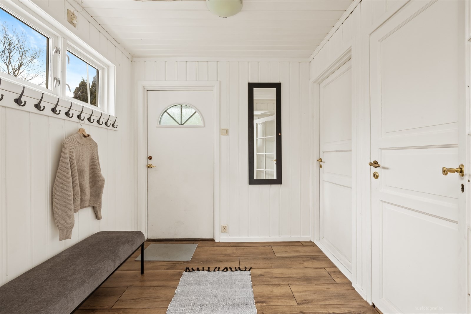 Romslig entré med plass til yttertøy og sko. Galleribilde