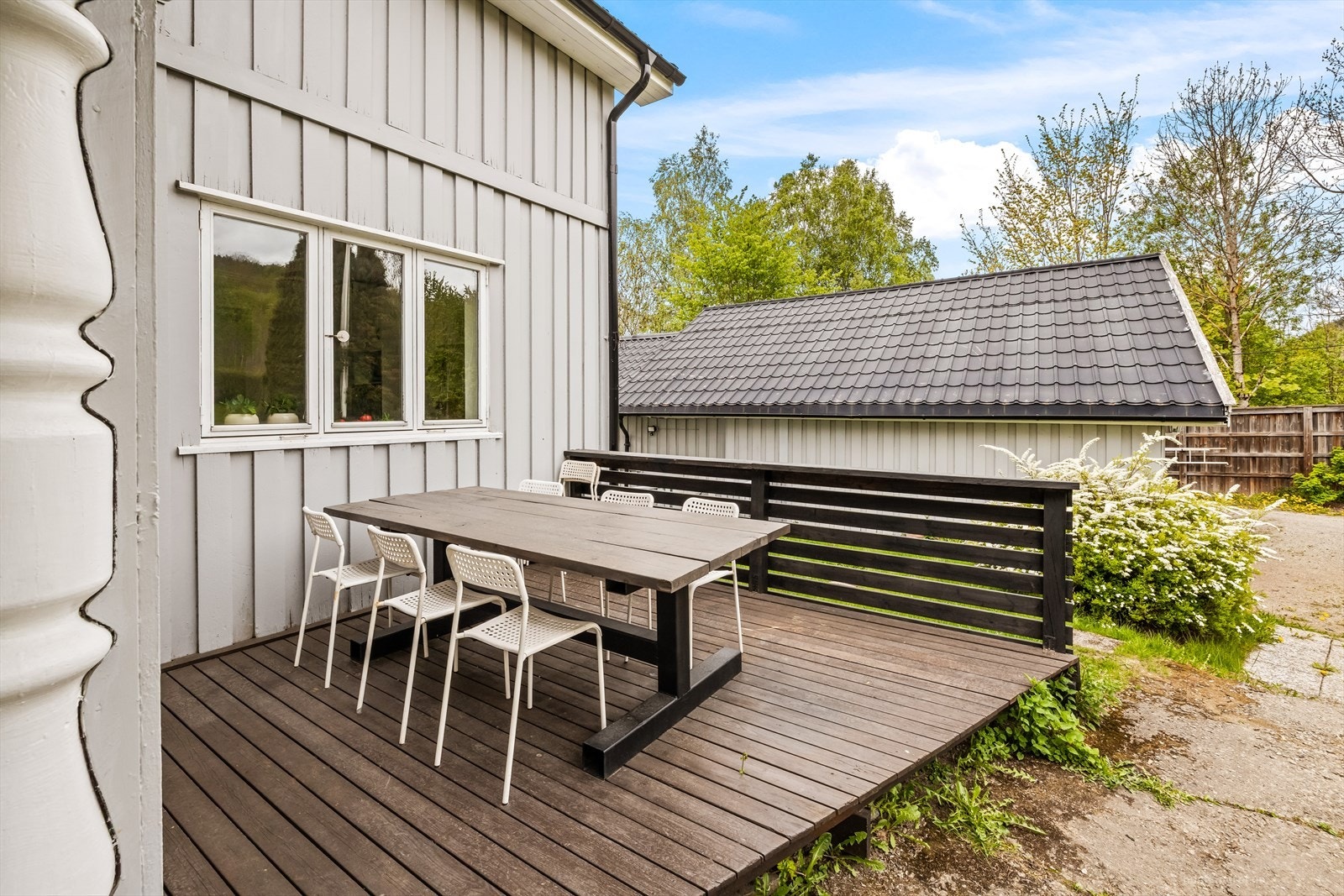 Fra stuen er det utgang til en terrasse i trekonstruksjon med plass til utemøbler. Galleribilde
