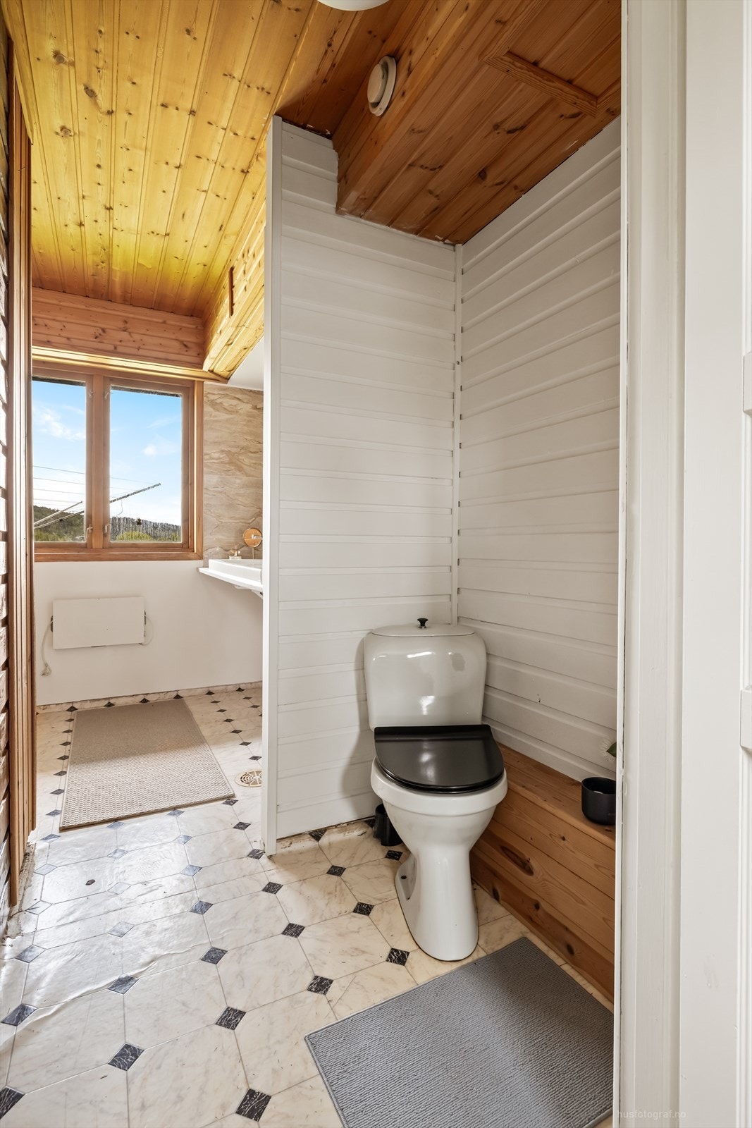Rommet har vinylbelegg på gulv og en kombinasjon av flis og trepanel på veggene. Badet må oppgraderes for å tåle dagens standard. Galleribilde