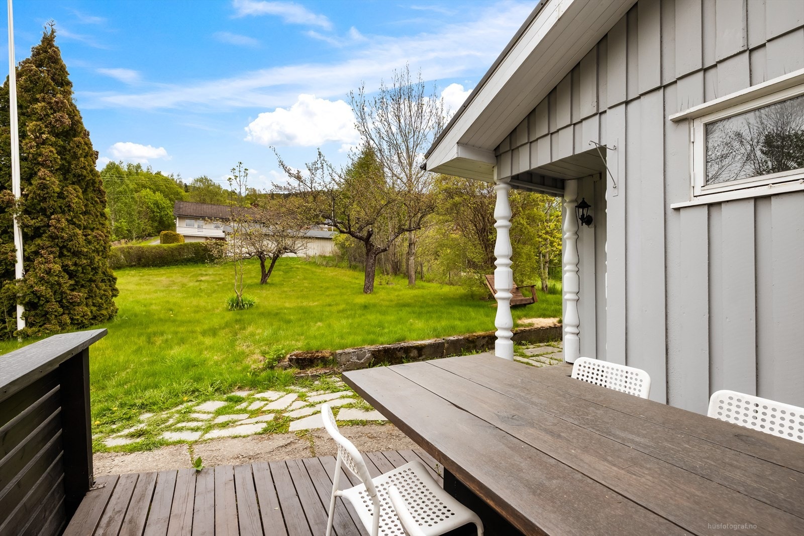 Terrasseplatting ved inngangspartiet, praktisk plassert i tilknytning til gårdsplassen. Galleribilde