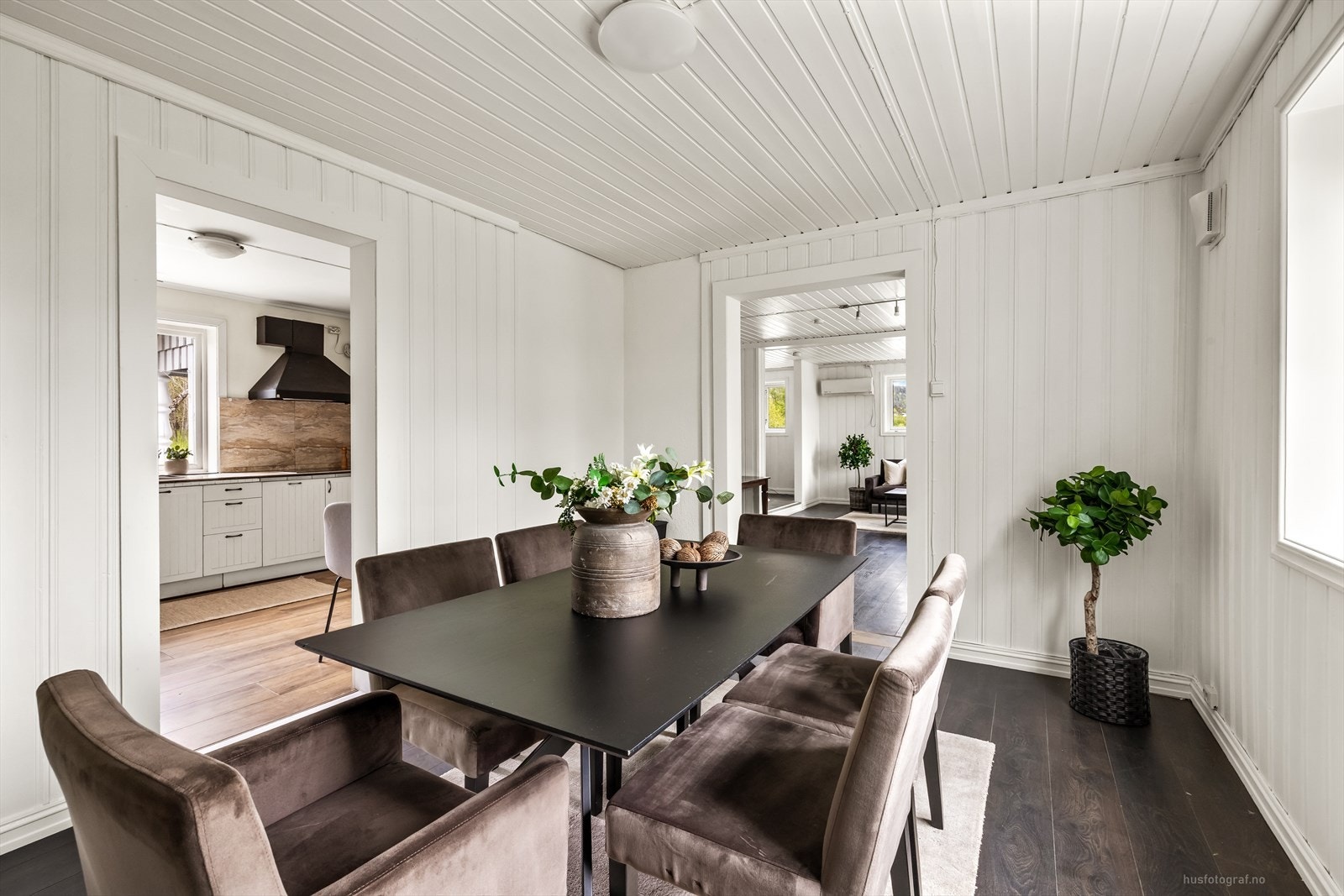 Spisestuen ligger i åpen forbindelse med stuen og har kort vei til kjøkkenet. Galleribilde