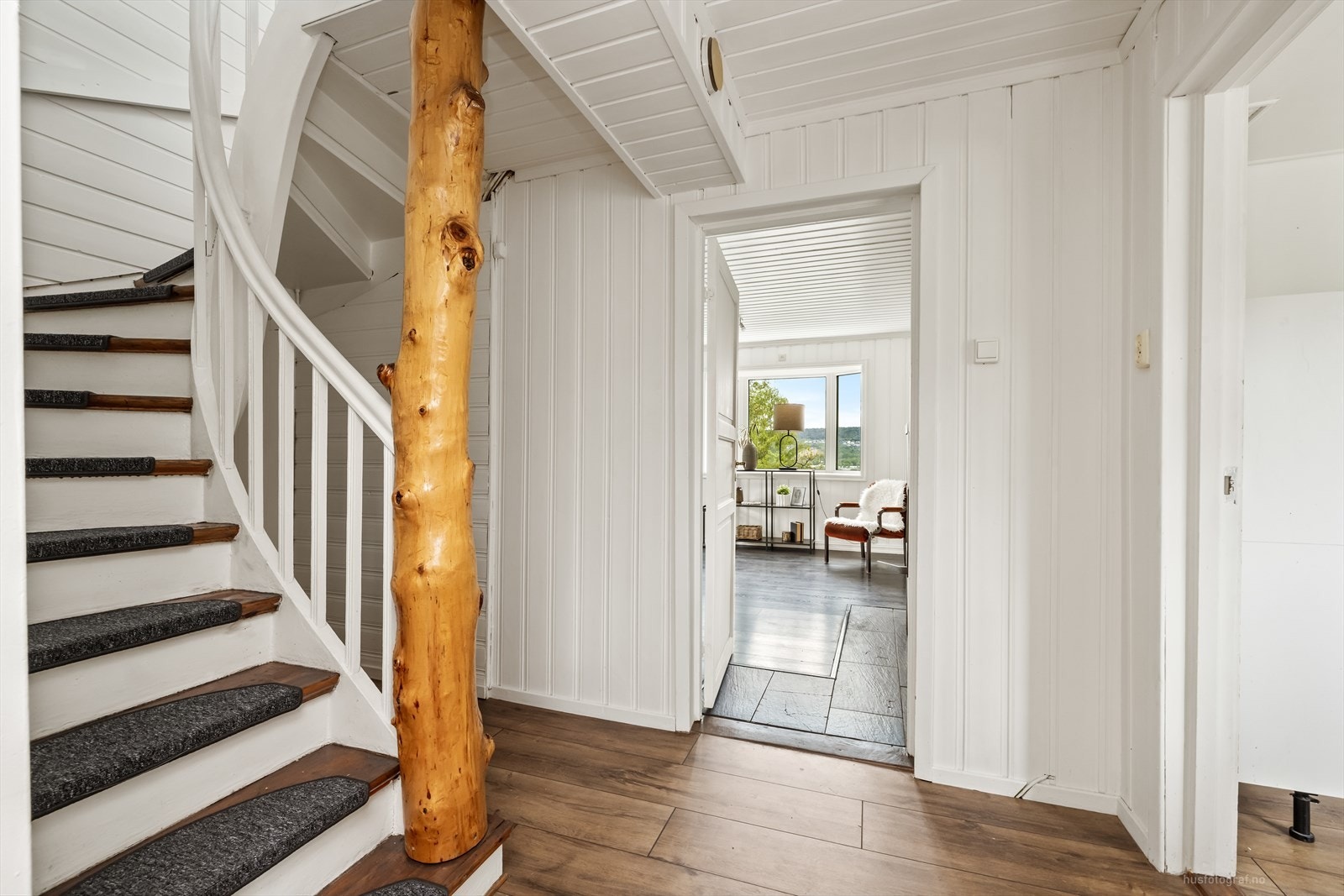 Hallen binder sammen rommene i første etasje. Den malte tretrappen leder opp til andre etasje. Galleribilde
