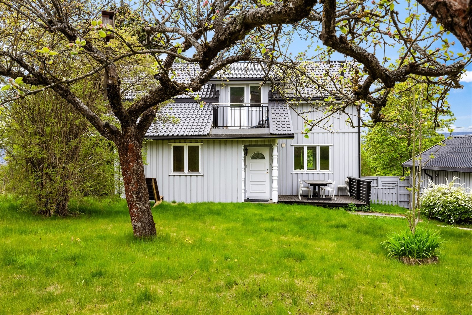 Enebolig oppført i 1905, med senere tilbygg i 1960 og 1987. Galleribilde