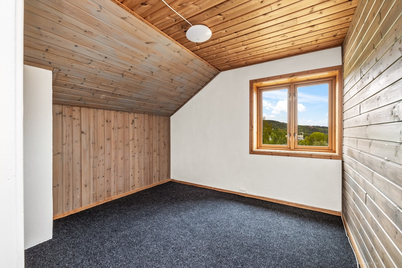 Dette soverommet har plass til seng og oppbevaring. Vegger med trepanel og malte flater. Galleribilde