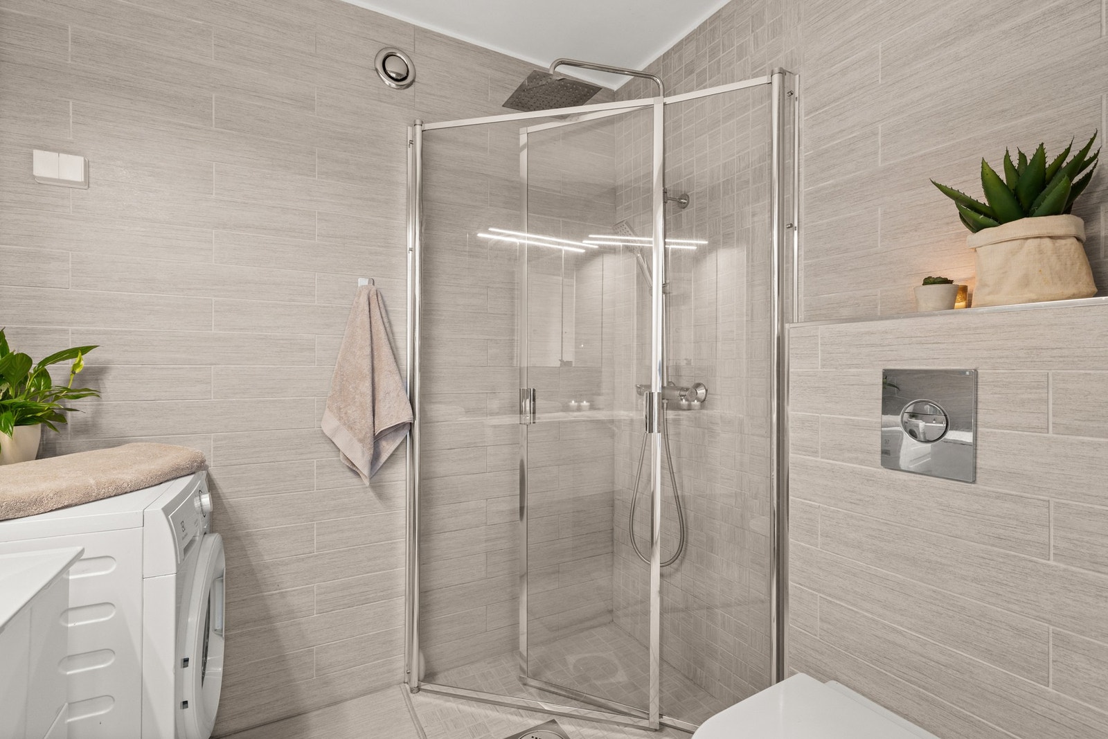 Badet ble oppgradert i 2018. Varmtvann er inkludert i fellesutgiftene Galleribilde