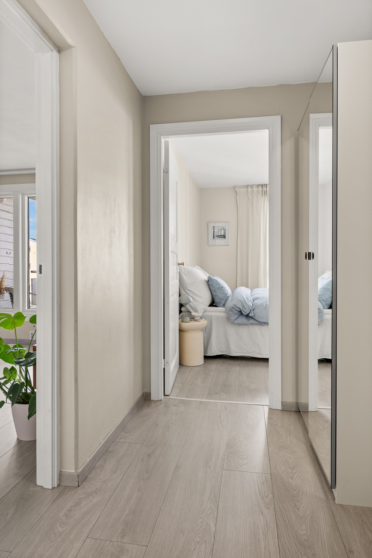 Hyggelig inngangsparti med god plass til plassering av sko og oppbevaring av yttertøy i garderobeskap og mulighet for oppheng på vegg Galleribilde