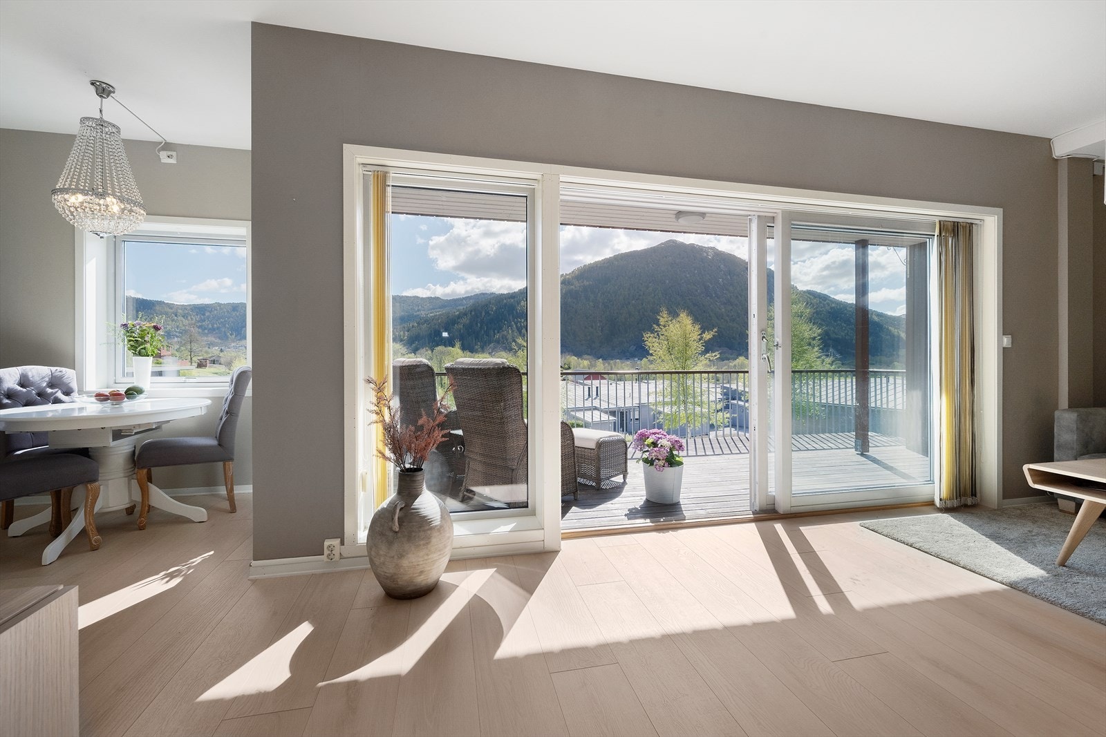 Fin skyvedør av glas mellom stova og verandaen. Galleribilde