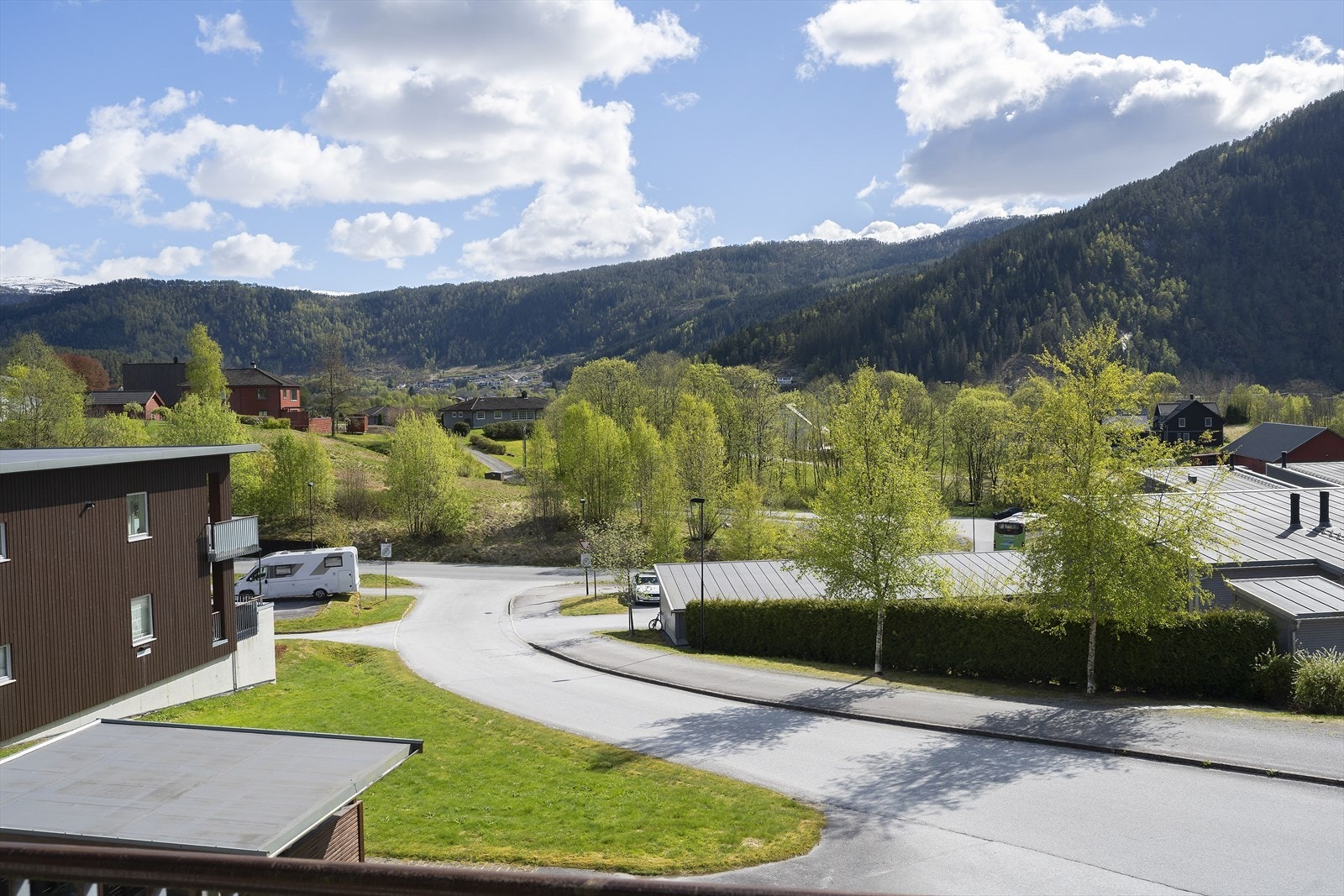 Her er det fin utsikt, til høgre ser ein dalføret mot sentrum også. Galleribilde