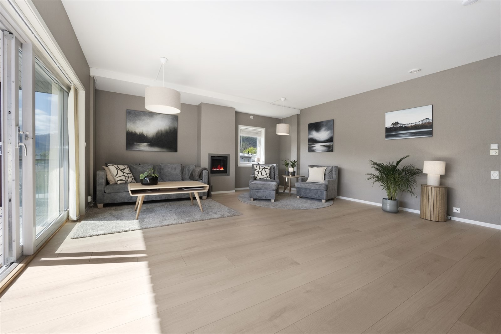 Stova har god plass til både sofagruppe og anna møblement. Golvet i stova er nyleg bytta. Galleribilde