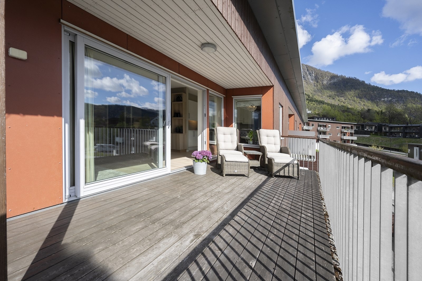 Verandaen er dels overbygd og har god plass til møblering. Galleribilde