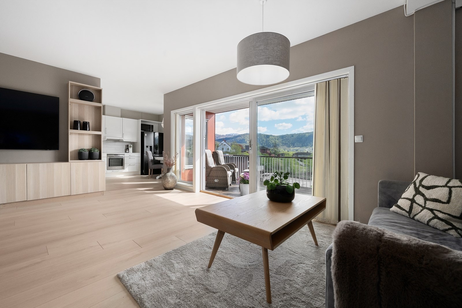 Kjøkkenet ligg i opa, men godt skjerma løysing med stova. Galleribilde