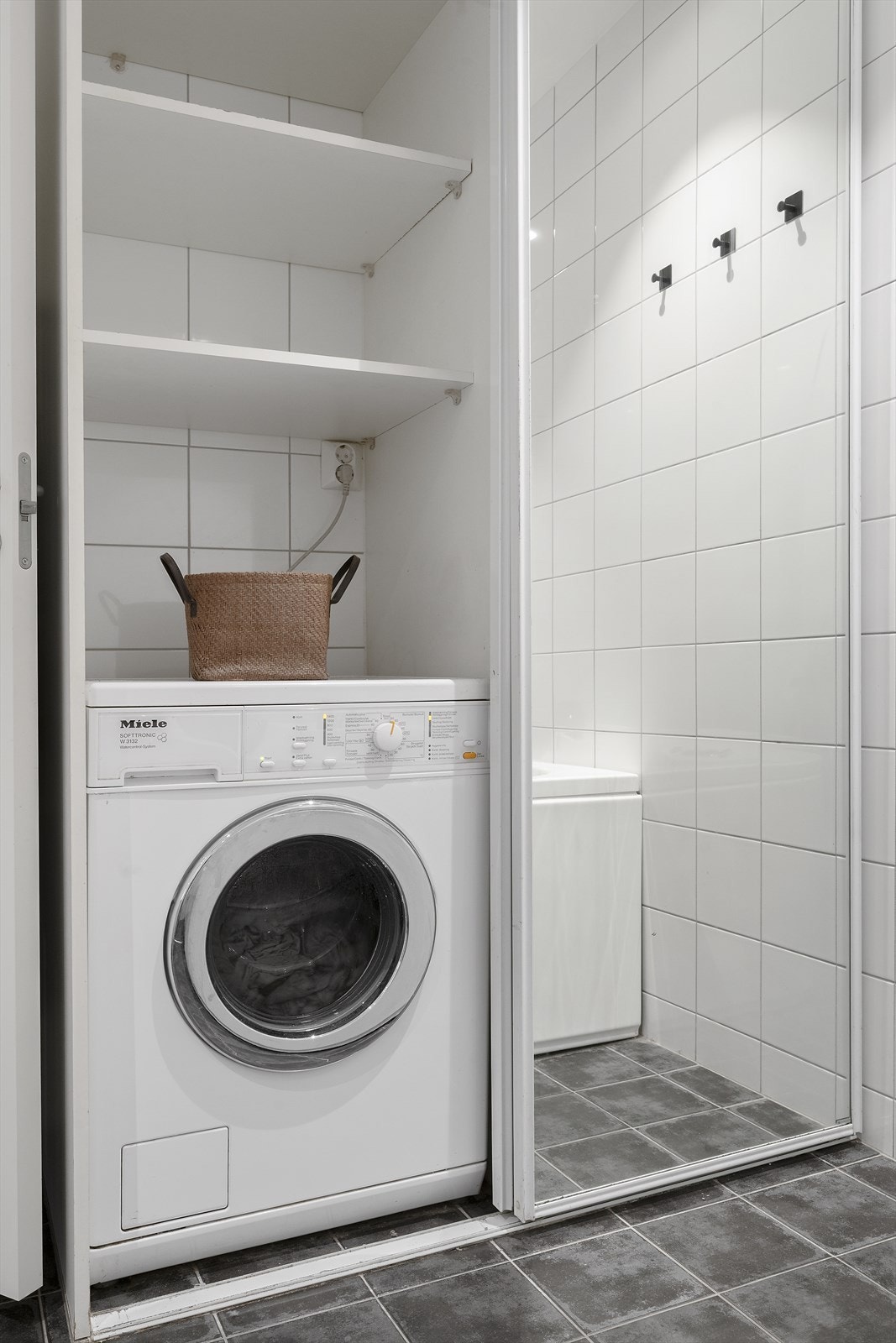 I ein diskret skyvedørsgarderobe på badet er det opplegg for vaskemaskin. Galleribilde