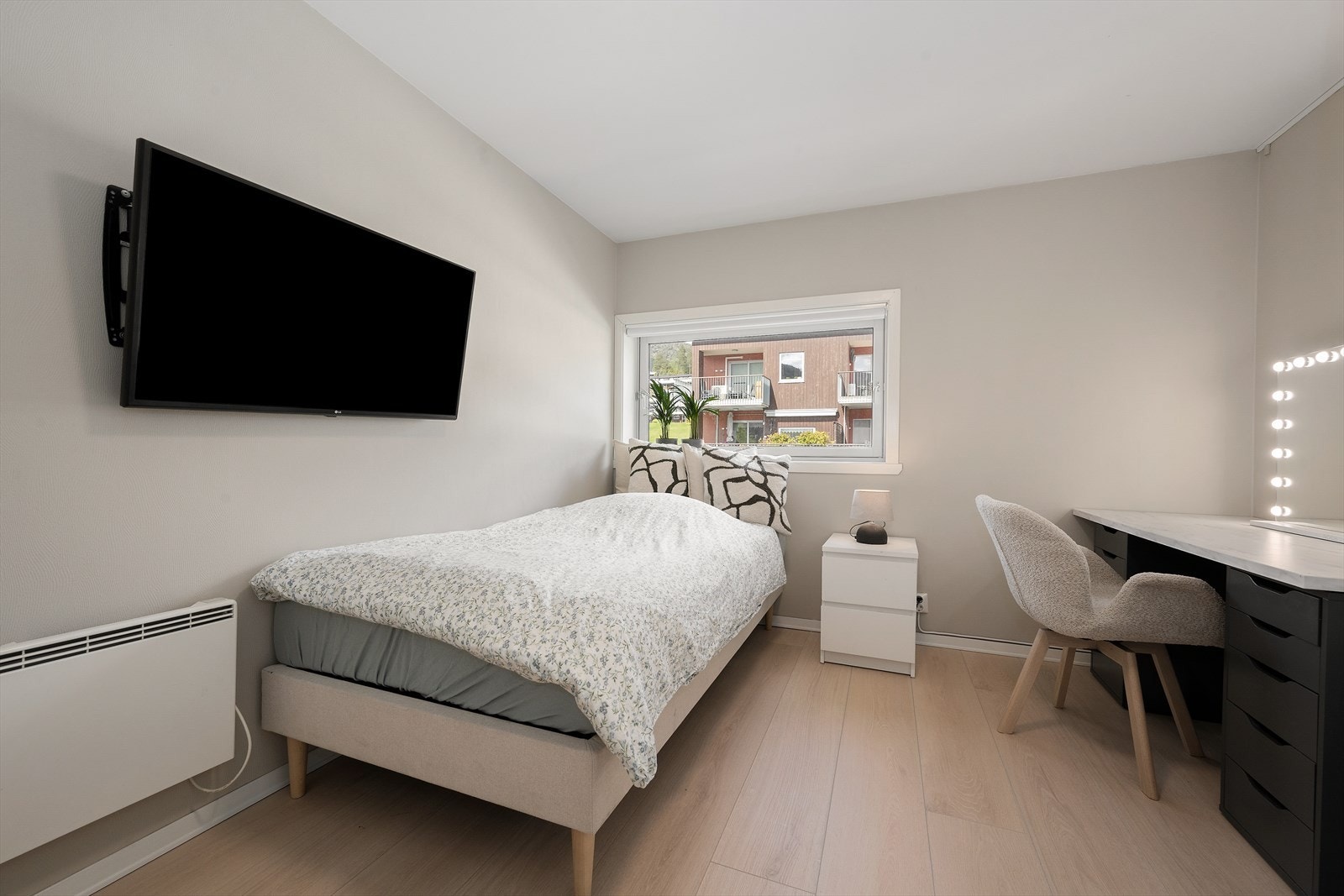 Leilegheita har totalt tre soverom. Alle soveromma har nyleg fått nytt golv. Galleribilde